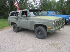 lot 1 image: 1987  CHEVROLET BLAZER W SNOWPLOW  1986 CHEVROLET BLAZER