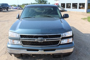 lot 6030 image: 2006 Chevrolet Silverado 1500 LS Extended Cab 4x4 - 2 Owners