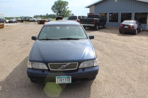 lot 6037 image: 1999 Volvo V70
