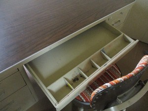 lot 10 image: METAL OFFICE DESK  CHAIR