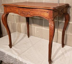 lot 138 image: Traditional Oak Bedroom Desk