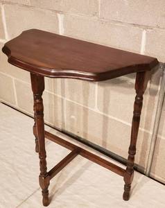 lot 143 image: Traditional Console Table
