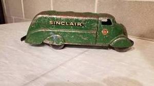 lot 121 image: 1930s Antique Sinclair Oil Toy Truck