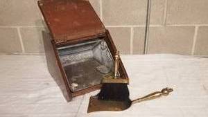 lot 103 image: Antique English Victorian Fireplace Coal Shuttle