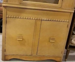 lot 113 image: Mustard Painted Vintage Display Cabinet