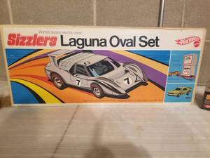 lot 173 image: Vintage Hot Wheels Sizzlers Laguna Oval Set