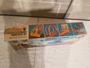 lot 172 image: Vintage Hot Wheels Moongoose ans Snake Drag Race Set