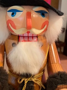 lot 9 image: Erzgebirgische Volkkunst Nutcracker