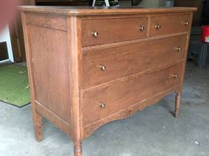 lot 58 image: Four Drawer Dresser
