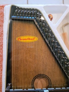 lot 21 image: CromAharp Auto Harp