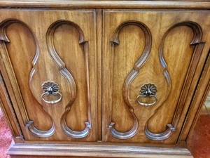 lot 18 image: Wooden Storage Cabinet