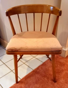 lot 115 image: Vintage MCM Chair
