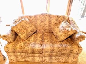 lot 114 image: Pair of Floral Print Loveseats