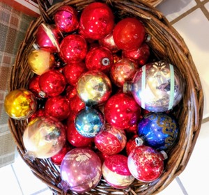 lot 131 image: Large Lot Of Vintage Christmas Ornaments