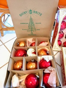 lot 130 image: Vintage Shiny Brite Christmas Ornaments