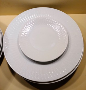 lot 141 image: White Dinner Plates