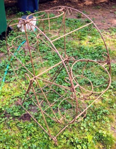 lot 184 image: Metal Farris Wheel Plant Stand