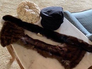 lot 192 image: Ladies Vintage Hats and Fur Collar