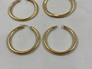 lot 6 image: 2 Pairs of 14k Solid Yellow Gold Earrings (damaged)