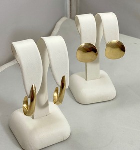 lot 9 image: 2 Pairs beautiful 14kt Solid Yellow Gold Earrings
