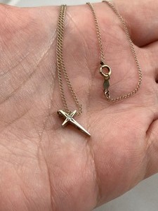 lot 10 image: 14kt White Gold Necklace w Small Cross Pendant