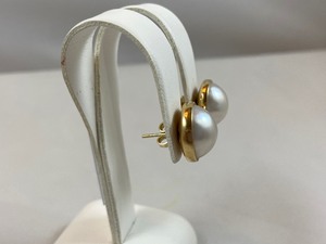 lot 14 image: Stunning Pair of Pearl & 14kt Yellow Gold Earrings