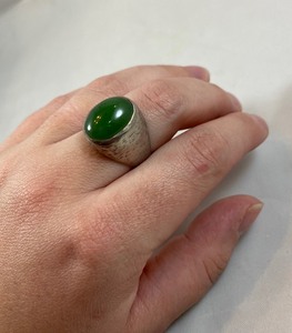 lot 27 image: Vintage Sterling Silver Ring w Green Stone