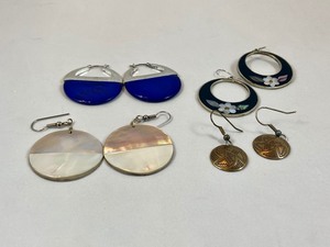 lot 32 image: Lot of 4 pairs of earrings