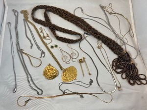 lot 36 image: Lot of Vintage Costume Jewelry
