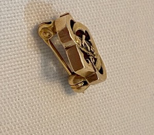 lot 40 image: Vintage 10kt Yellow Gold Pin