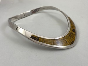 lot 49 image: Beautiful Sterling Silver & Inlaid Tigers Eye Collar Necklace