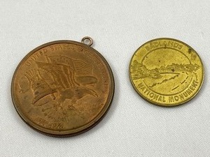 lot 60 image: A.M. Willard US Bicentennial Coin Pendant & Vintage Wall Drug Coin