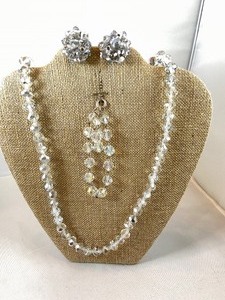 lot 67 image: Vintage Glass Bead Set- Necklace, Clip on Earrings & Bracelet