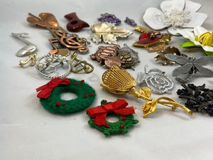 lot 78 image: Large Lot of 25 Vintage BroochesPins & Pendants