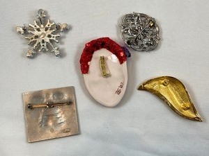 lot 79 image: Lot of 5 Vintage Pins Including Trifari & JJ
