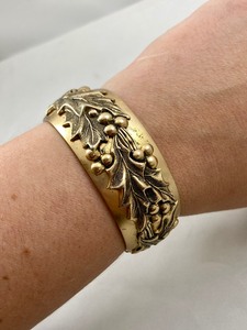 lot 84 image: Vintage Whiting Davis Co. Hinged Cuff Bracelet