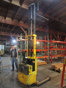 lot 103 image: BIG JOE, SELF PROPELLED,  STRADDLE LIFT TRUCK