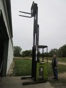 lot 102 image: CLARK NARROW AISLE STACKER LIFT TRUCK