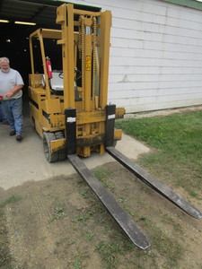 lot 100 image: ALLIS CHALMERS 10,000 LB LP FORKLIFT