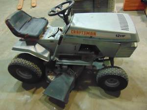 lot 9 image: Craftsman Riding Lawn Mower