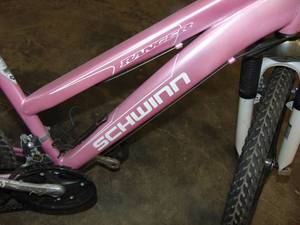 lot 20 image: Schwinn 24 Ranger Girls Bike