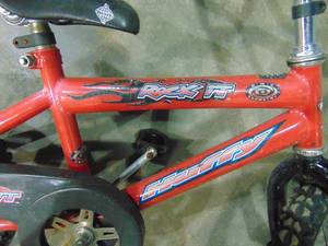 lot 22 image: Huffy Rock It Kids Bike