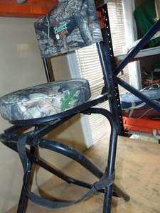 lot 94 image: (1) Hunting Chair and (1) Swivel Pad For 5 Gallon Pail
