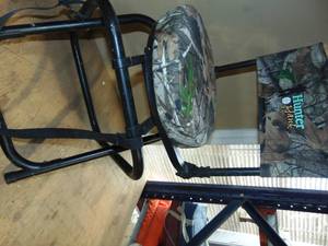 lot 95 image: (1) Hunting Chair and (1) Swivel Pad For 5 Gallon Pail