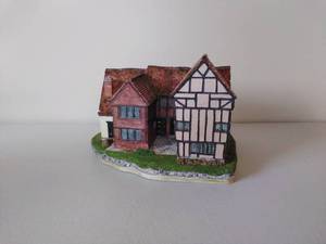 lot 42 image: Two Collectible Cottages