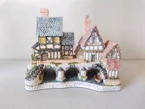 lot 40 image: Two David Winter Collectibles