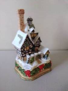 lot 37 image: Three Christmastime David Winter Collectibles