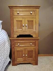 lot 11 image: Pair of Pennsylvania House Nightstands