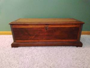 lot 18 image: Small Vintage Wooden Chest