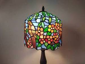 lot 25 image: GORGEOUS Stained Glass Tabletop Lamp